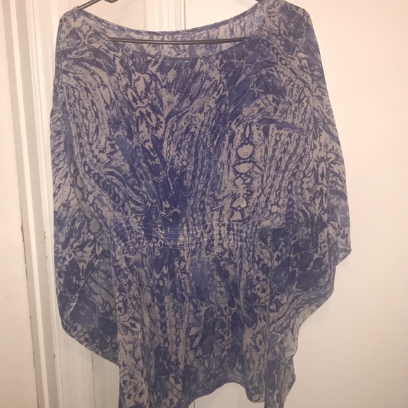 Woman’s blouse - Picture 1 of 1